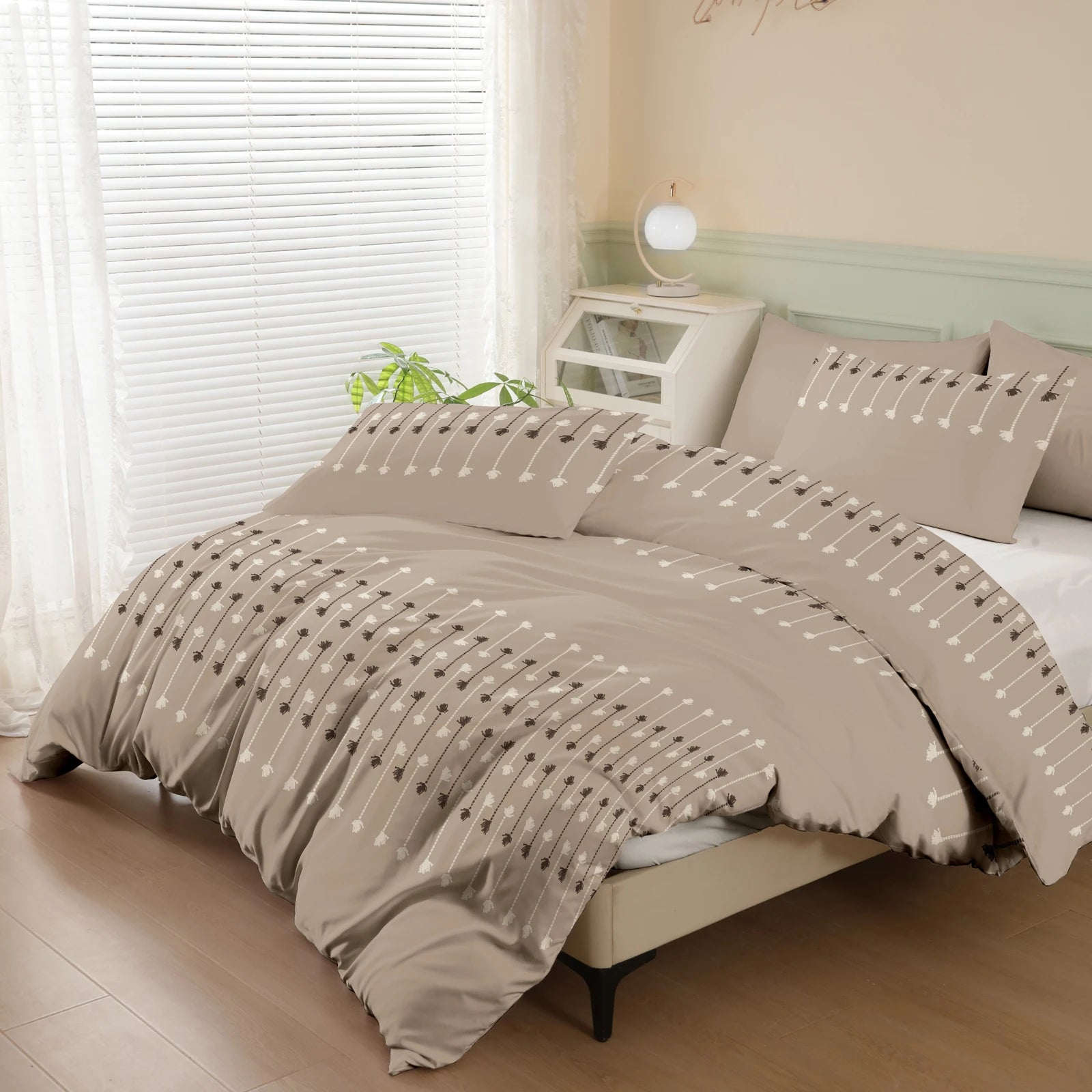 Camel-Colored Striped Printed Duvet Cover Three-Piece Set (2 Pillowcases + 1 Duvet Cover) Striped Pattern Bedspread 3-Piece Set Ultra-Soft and Comfortable Polyester Breathable Bedding Duvet Set Suitable for Bedrooms and Guest