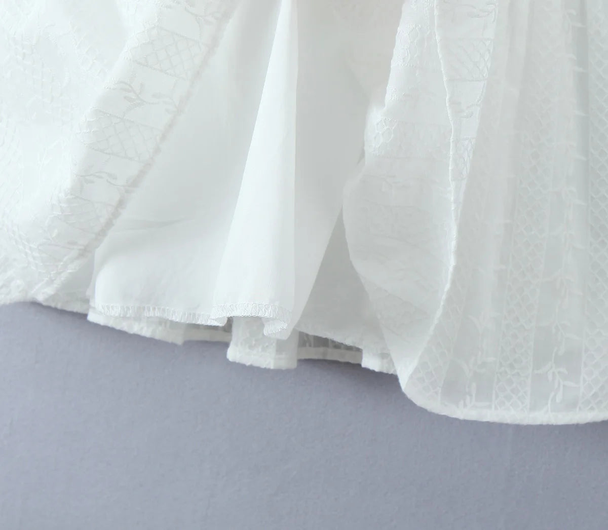 2024 Sexy White Embroidery Lace Low Waist Mini Tank Dress Women Open Buttons Neck Bodycon Sleeveless Ruched Hem Swing Party Robe