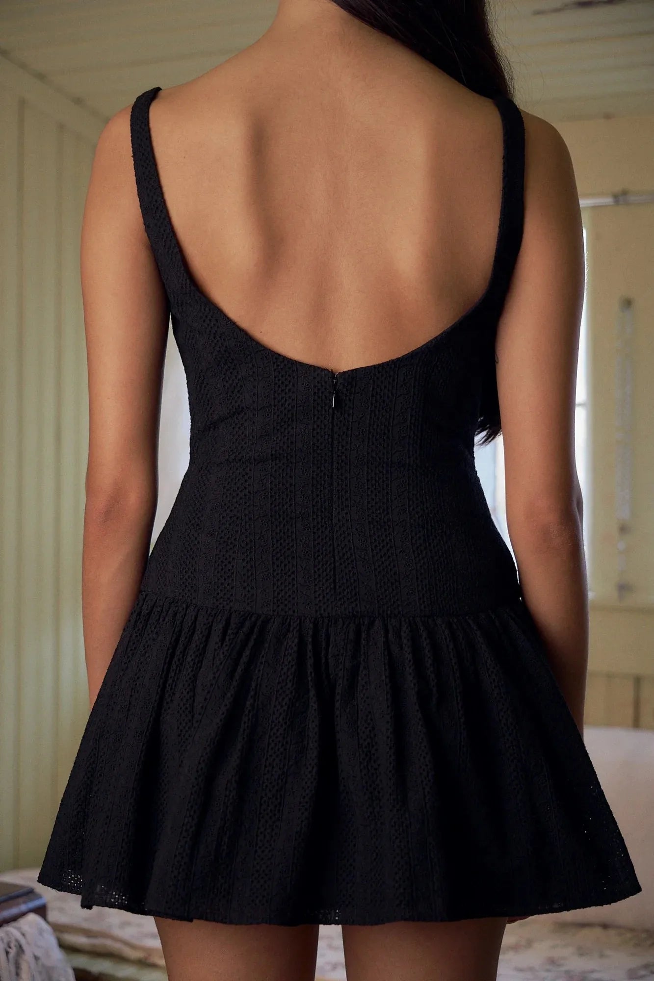 2024 Sexy White Embroidery Lace Low Waist Mini Tank Dress Women Open Buttons Neck Bodycon Sleeveless Ruched Hem Swing Party Robe