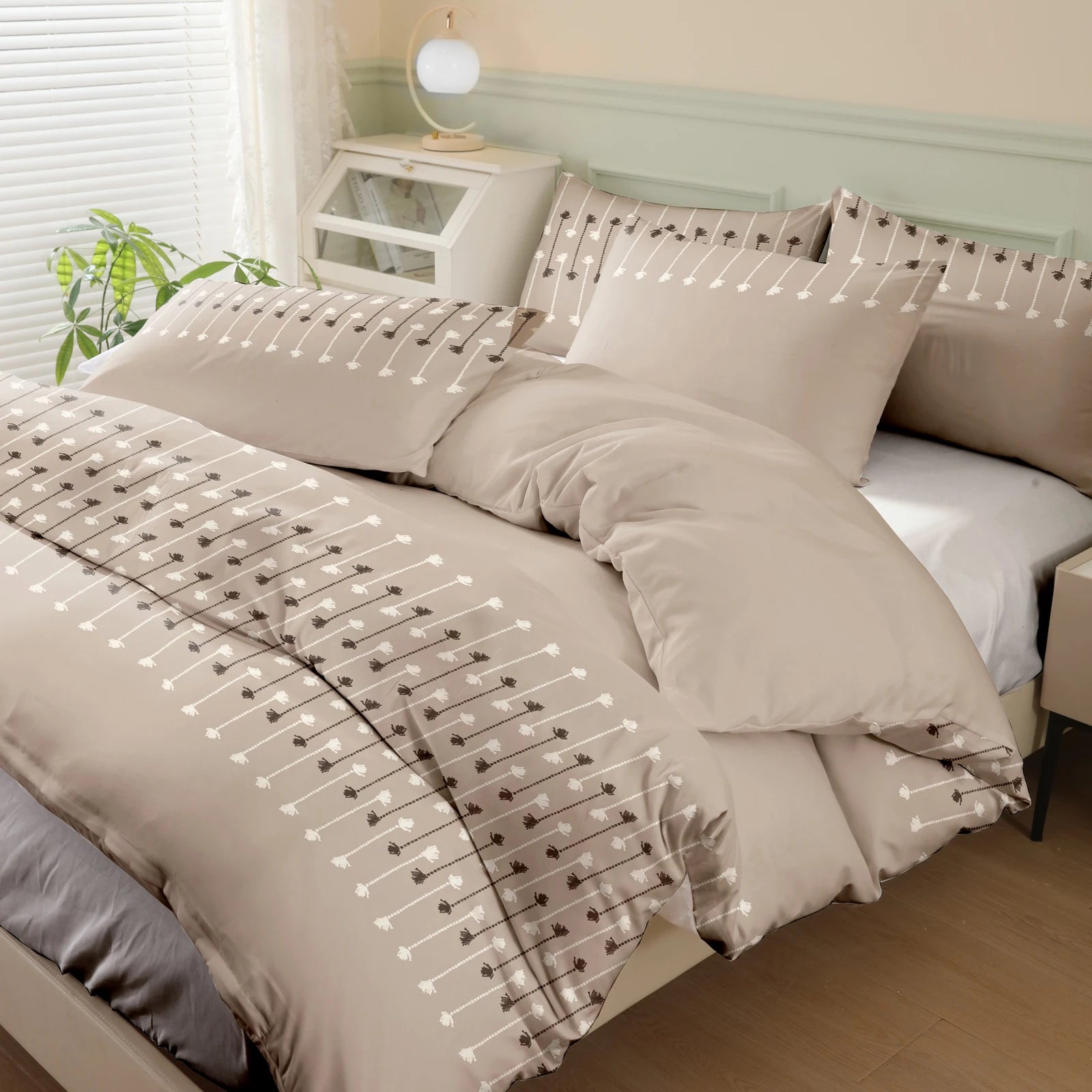 Camel-Colored Striped Printed Duvet Cover Three-Piece Set (2 Pillowcases + 1 Duvet Cover) Striped Pattern Bedspread 3-Piece Set Ultra-Soft and Comfortable Polyester Breathable Bedding Duvet Set Suitable for Bedrooms and Guest