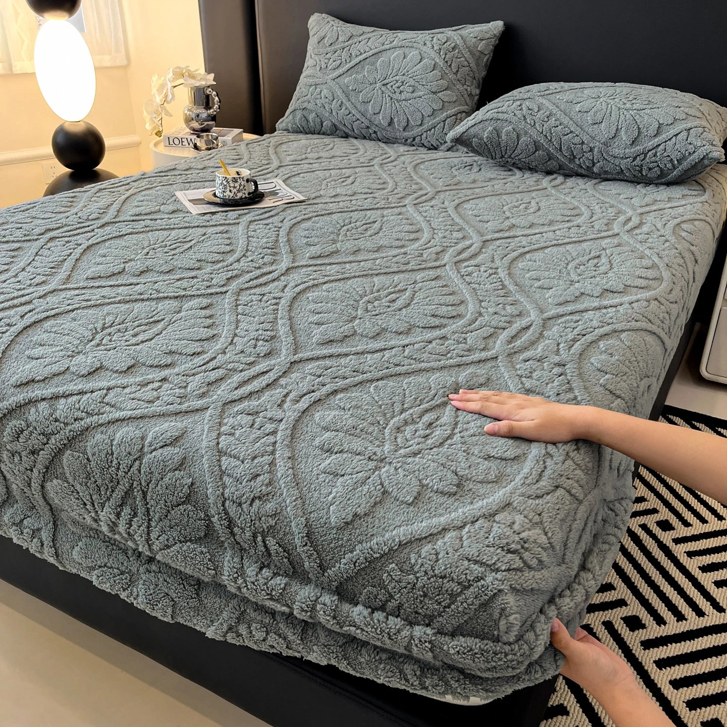European Style Jacquard Taffeta Fitted Sheet Winter Warm Soft Plush Mattress Protector with Deep Pockets Floral Queen Bed Sheets